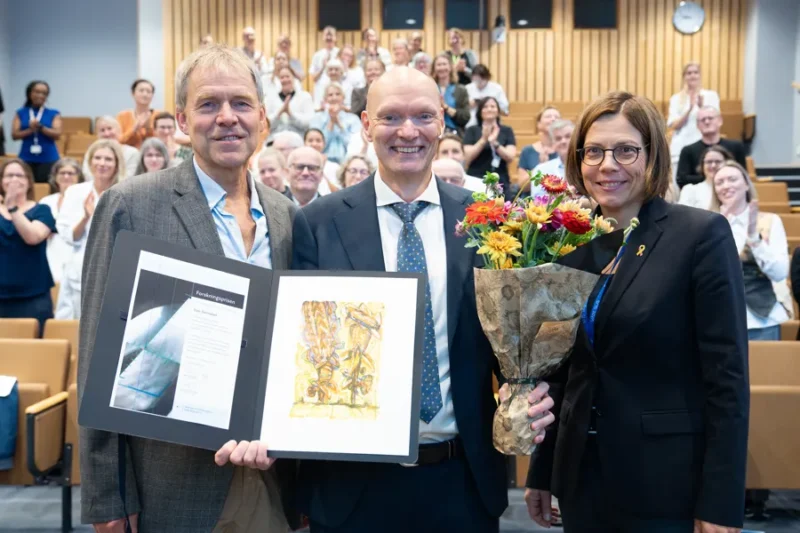 Forskningsdirektør Svein Skeie, prisvinner Tore Grimstad og viseadministrerende direktør Elisabeth Farbu. Foto: Frida Ripland Moberg, SUS.